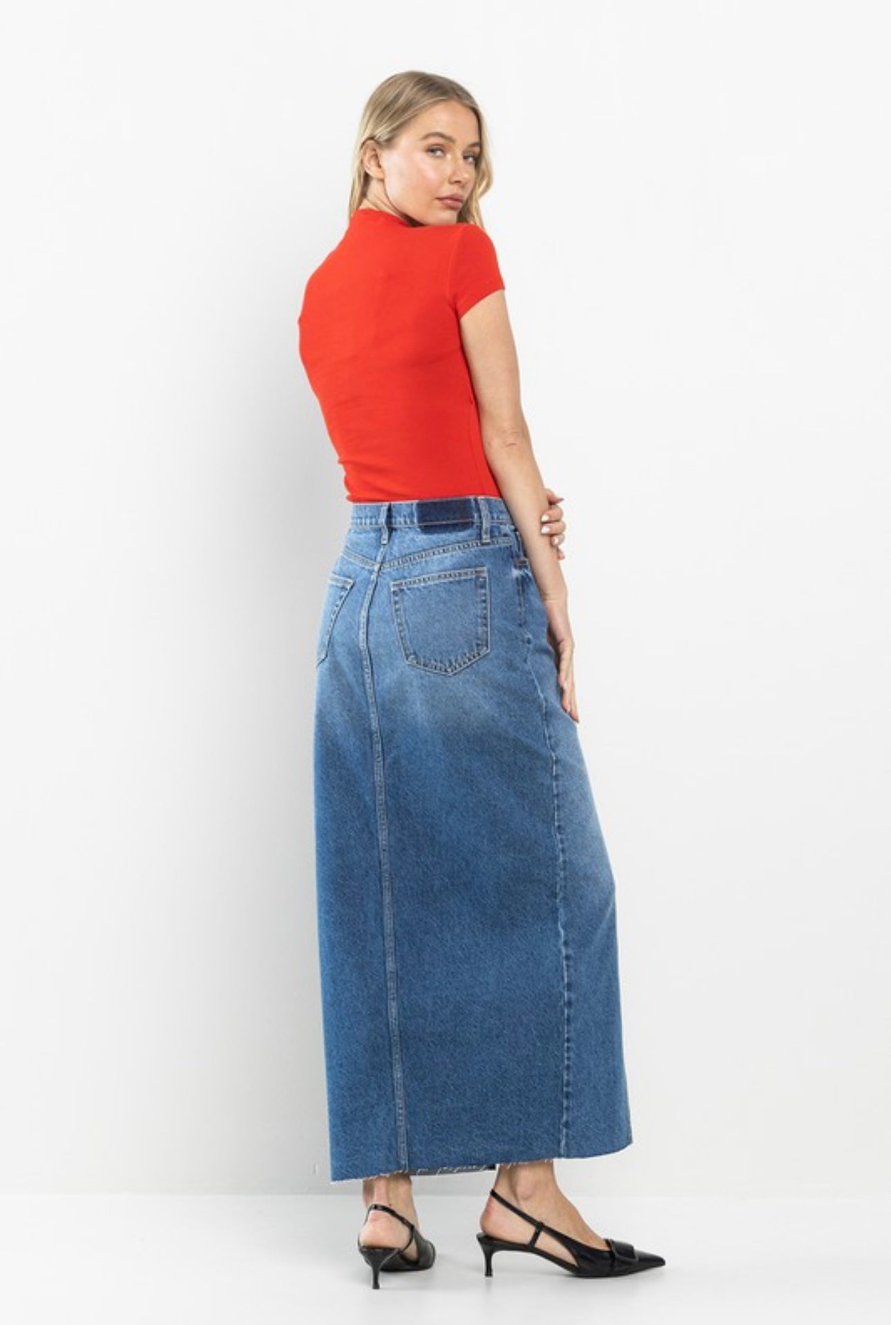 CRISS CROSS SKIRT WITH FRONT SLIT IN MEDIUM WASH